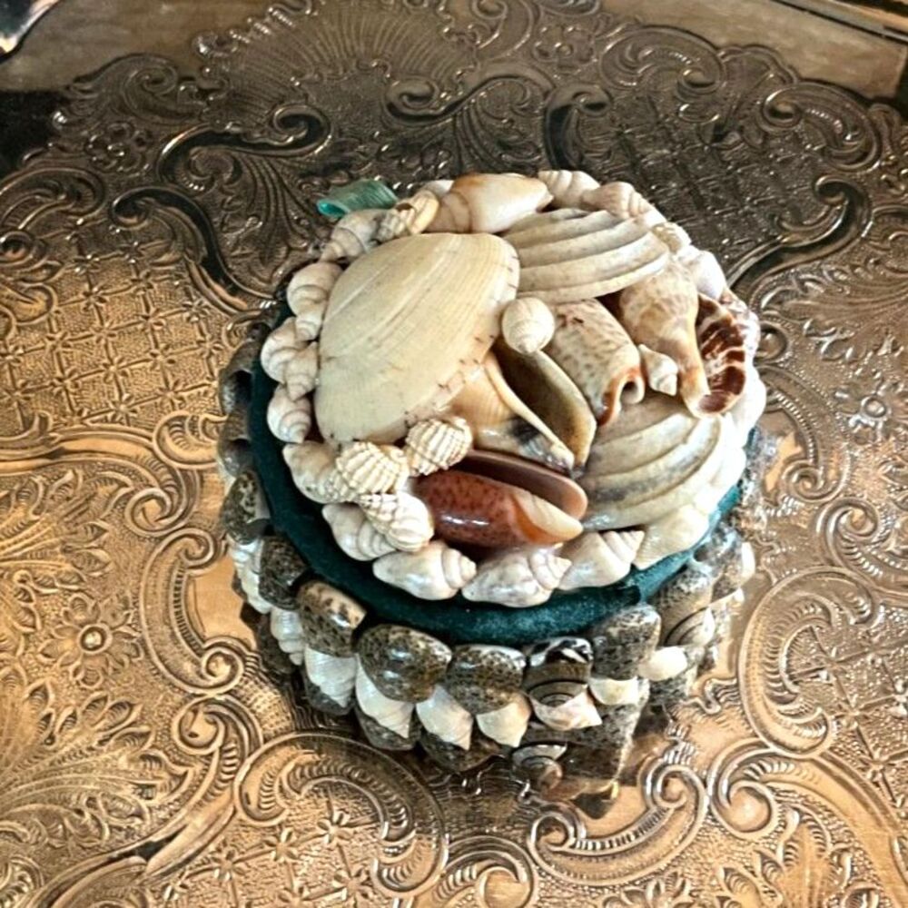 Vintage shell covered trinket box; sweet small size made in the Philippines
